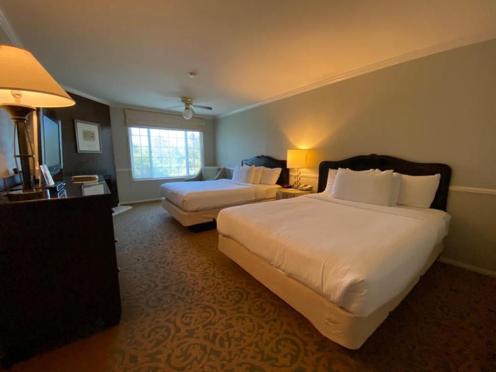 Deluxe Two Queens Room interior